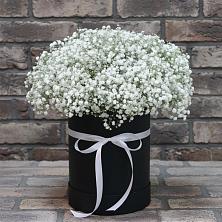 Цветочная композиция из Гипсофила в шляпной коробке в Можге